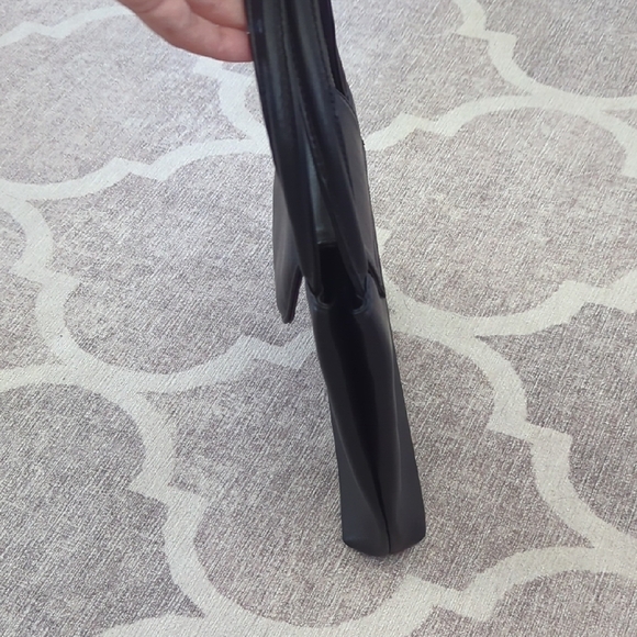 Vintage Soft Black Leather Minimalist Hand Bag with Structured Design - Picture 3 of 6